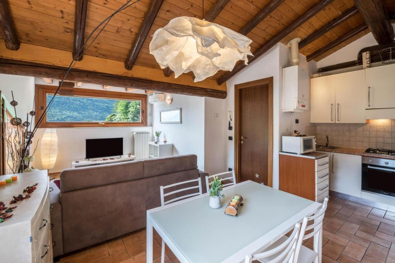 Mansarda Con Vista Lago Sulzano Eksteriør billede